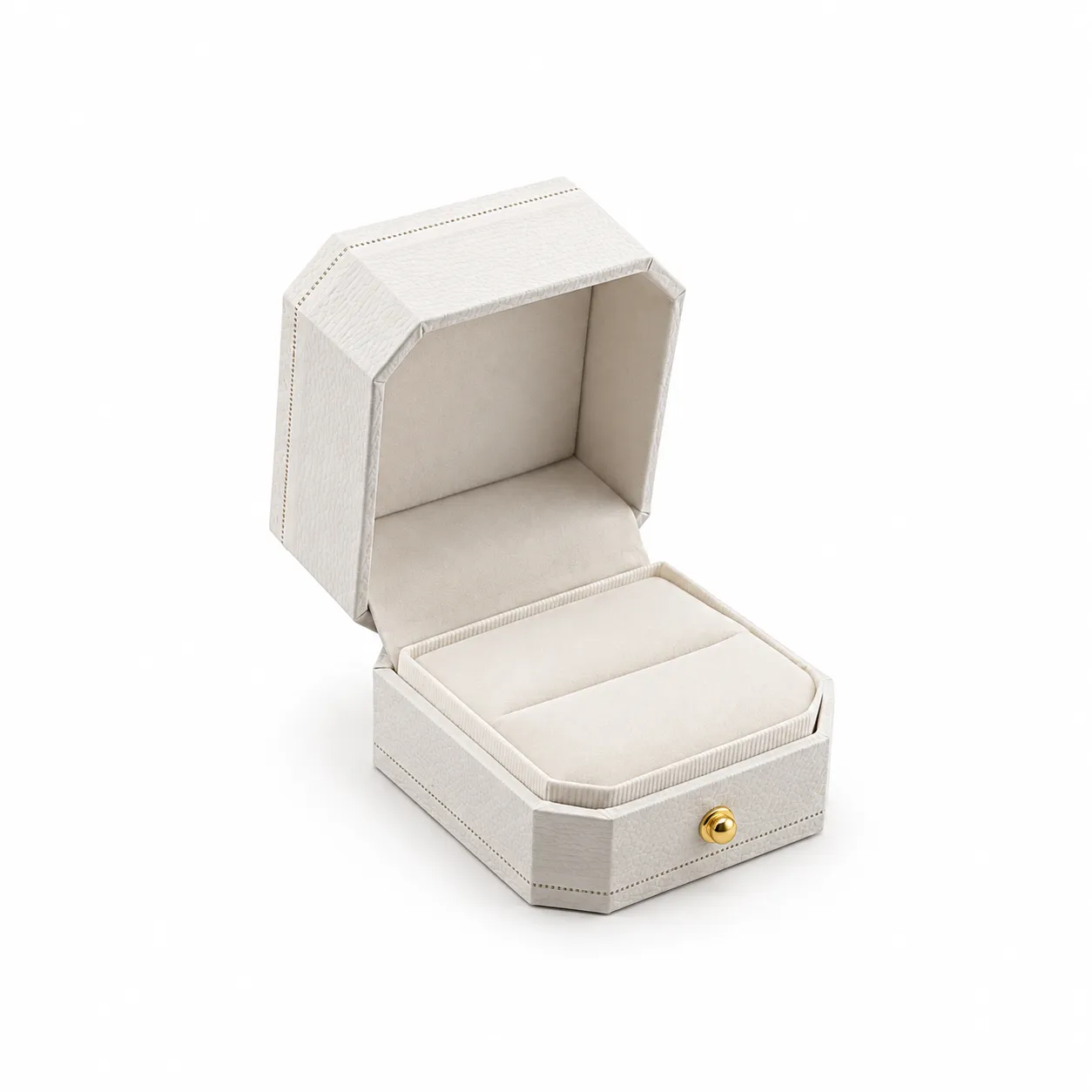 Empaque rectangular de estructura rígida, con tapa abatible, acabado blanco borde dorado e interior acolchado en tono claro. Su apariencia luminosa y delicada resalta la joyería con una presentación limpia y elegante.