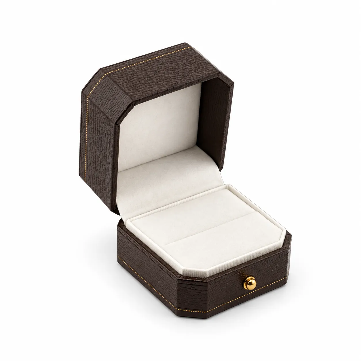 Empaque rectangular de estructura rígida, con tapa abatible, acabado café, borde dorado e interior acolchado en tono claro. Sus tonos cálidos transmiten sobriedad y realzan la presentación de anillos, aretes y otras piezas de joyería.