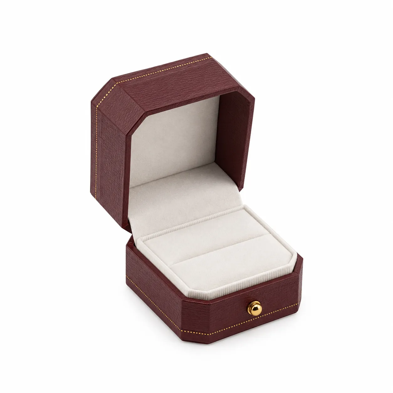 Empaque rectangular de estructura rígida, con tapa abatible, acabado burdeos, borde dorado e interior acolchado en tono claro. Su combinación de colores aporta una presentación clásica y distinguida para anillos, aretes y piezas especiales.