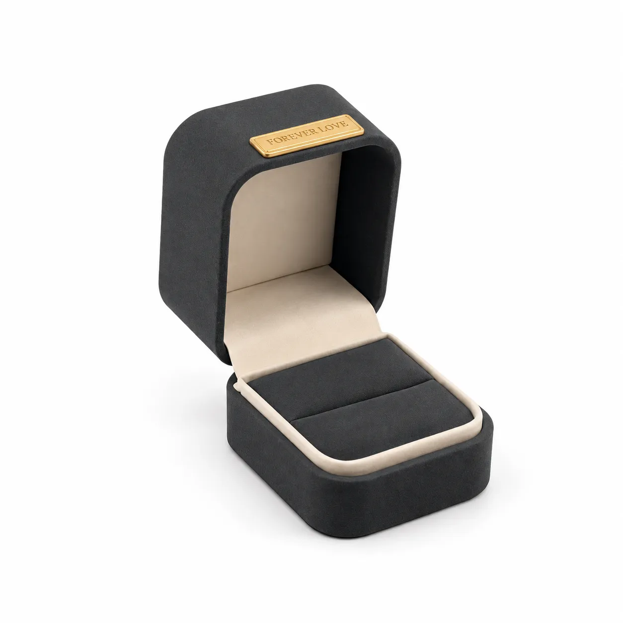 Empaque rígido de 5 × 6 × 5 cm en color gris ratón, con tapa abatible, interior acolchado en tono claro y aplique metálico dorado. Su diseño sobrio crea un contraste elegante para anillos, aretes y otras piezas pequeñas.