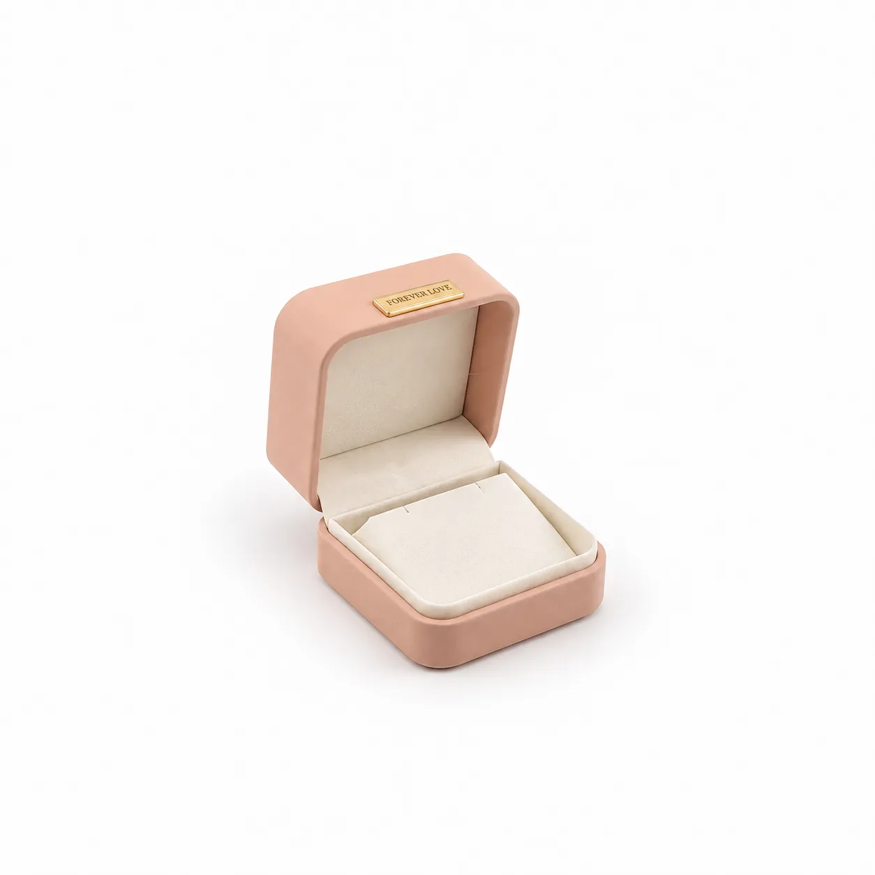 Empaque rígido de 7 × 7 × 4 cm en color palo rosa, con tapa abatible, interior acolchado y detalle metálico dorado. Su formato amplio permite organizar y exhibir joyería con una presentación delicada y profesional.
