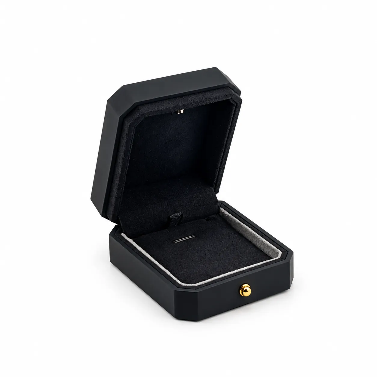 Empaque rígido rectangular de 7 × 9 × 4 cm en color negro, con tapa abatible, interior acolchado y sistema de iluminación. Su formato alargado brinda una presentación sobria y dirige la atención hacia la joya.