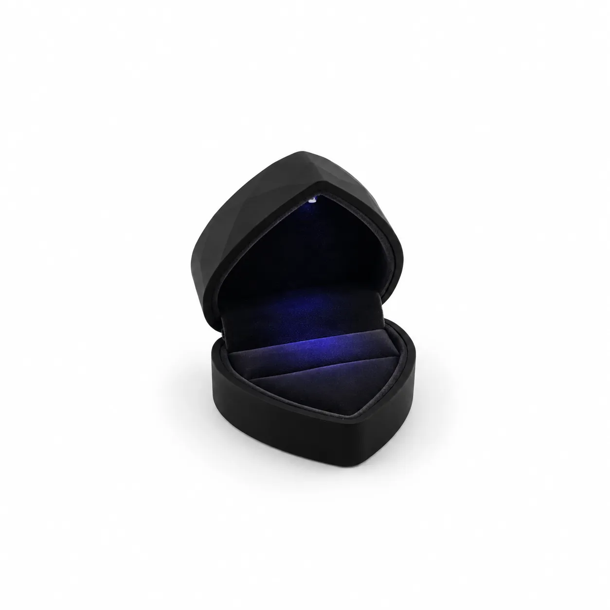 Empaque rígido en forma de corazón de 7 × 6,5 × 4 cm, con acabado negro, interior acolchado y luz integrada. Su diseño combina una presentación romántica con un efecto luminoso que realza la joya.