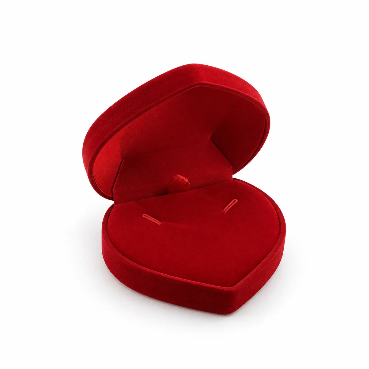 Empaque rígido en forma de corazón de 9 × 8,2 × 2,8 cm, con acabado rojo e interior acolchado a tono. Su perfil compacto y apertura abatible crean una presentación romántica para cadenas, dijes y otras piezas especiales.