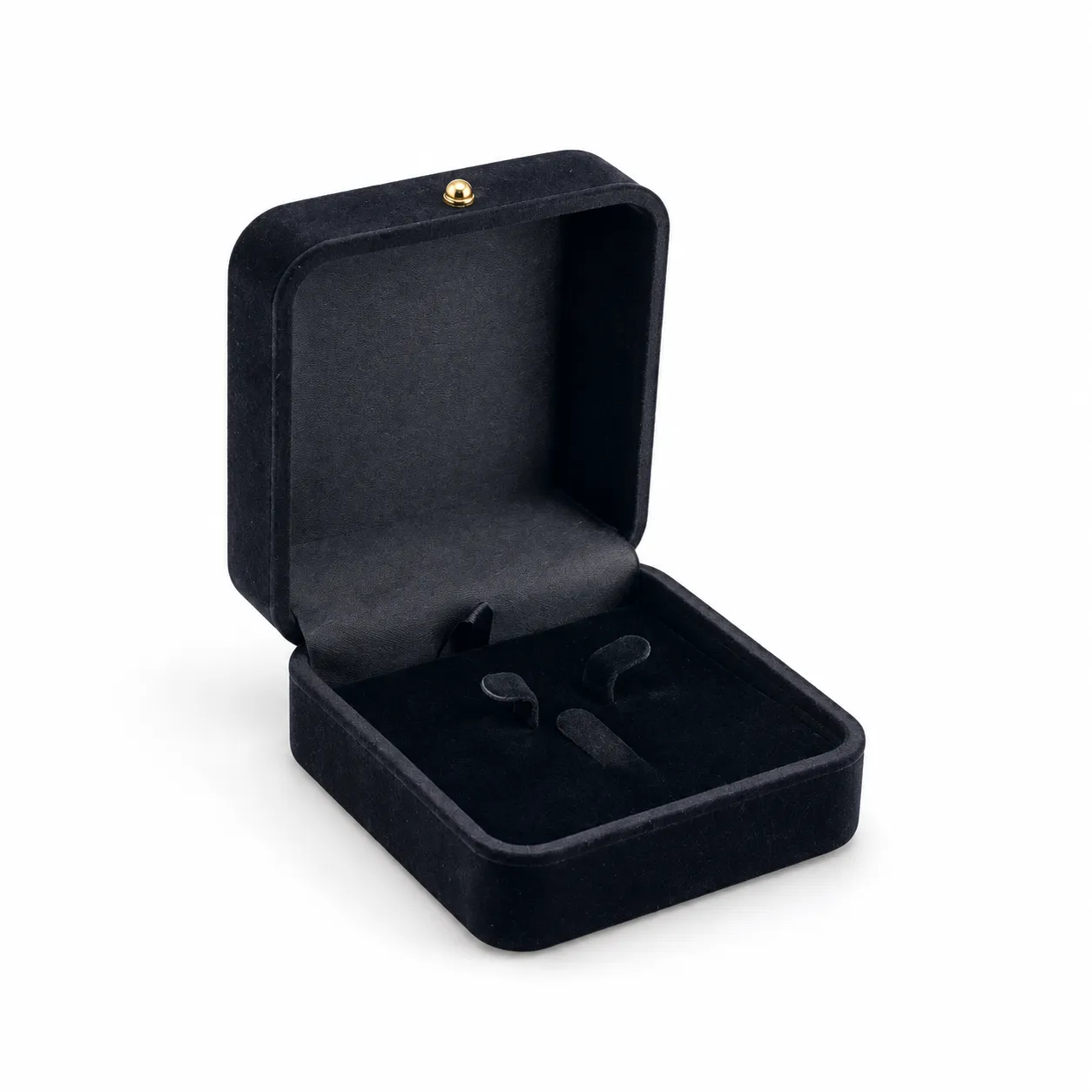 Empaque rígido cuadrado de 9 × 9 × 5 cm, con acabado exterior negro, tapa abatible e interior acolchado en el mismo color. Su diseño monocromático aporta contraste, profundidad y una presentación sobria para diferentes piezas de joyería.