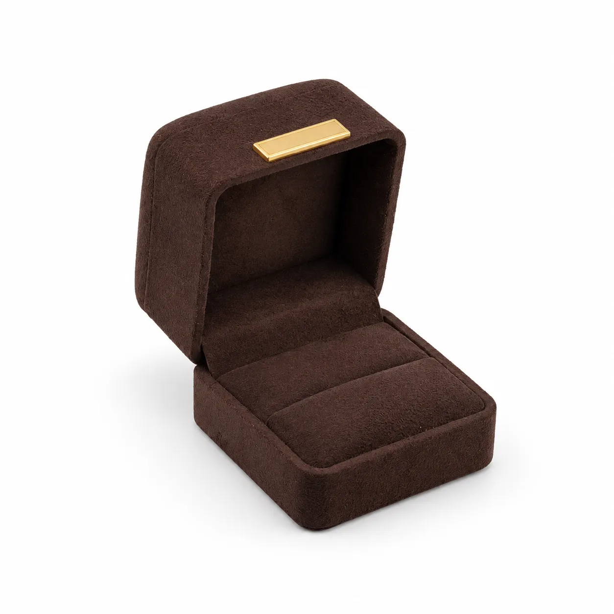 Empaque rígido cuadrado de 6,5 × 6,5 × 5 cm, con acabado café, tapa abatible, detalle metálico dorado e interior acolchado a tono. Su formato compacto es ideal para presentar anillos, aretes y otras piezas pequeñas.