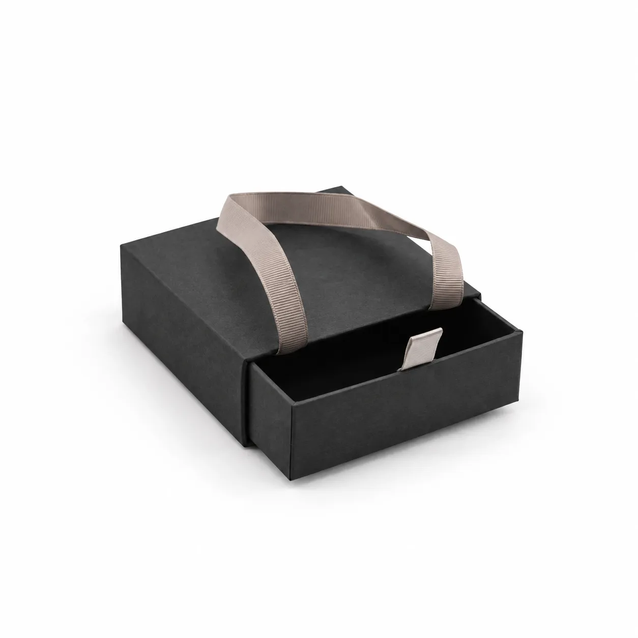 Empaque deslizable de10 × 10 × 3,5 cm, con estructura rígida, acabado exterior texturizado, interior negro y cinta decorativa. Su apertura tipo cajón protege la pieza y crea una experiencia sofisticada al presentar joyería, accesorios y regalos especiales.