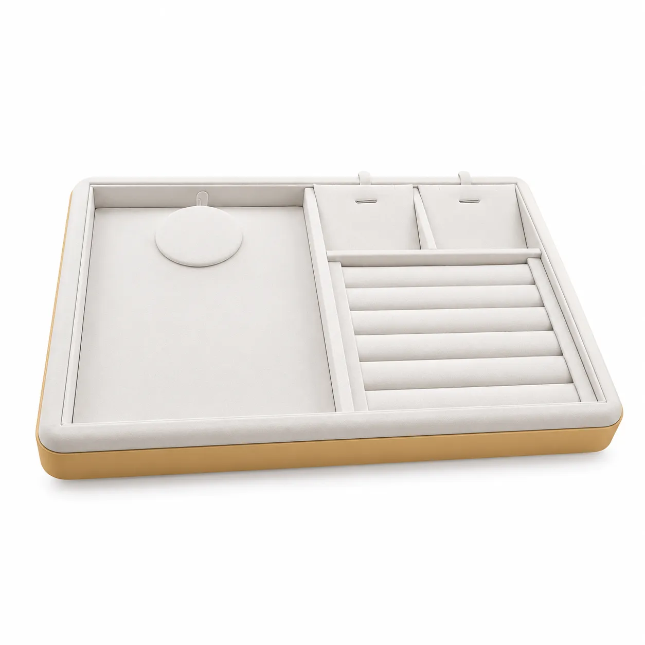 Exhibidor rectangular en color perla con distribución mixta para diferentes tipos de joyería. Incluye áreas para cadenas o dijes, compartimentos individuales y ranuras para anillos, permitiendo organizar varias piezas en una sola presentación.