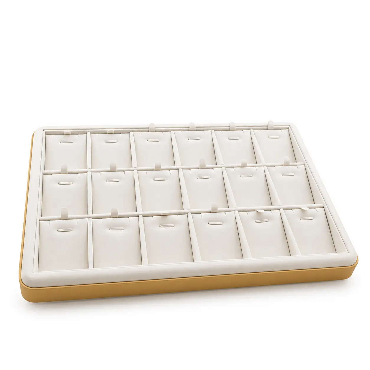 Exhibidor rectangular en color perla con 18 compartimentos acolchados individuales. Su distribución uniforme permite organizar y presentar anillos, aretes, dijes y otras piezas pequeñas con buena visibilidad y separación.