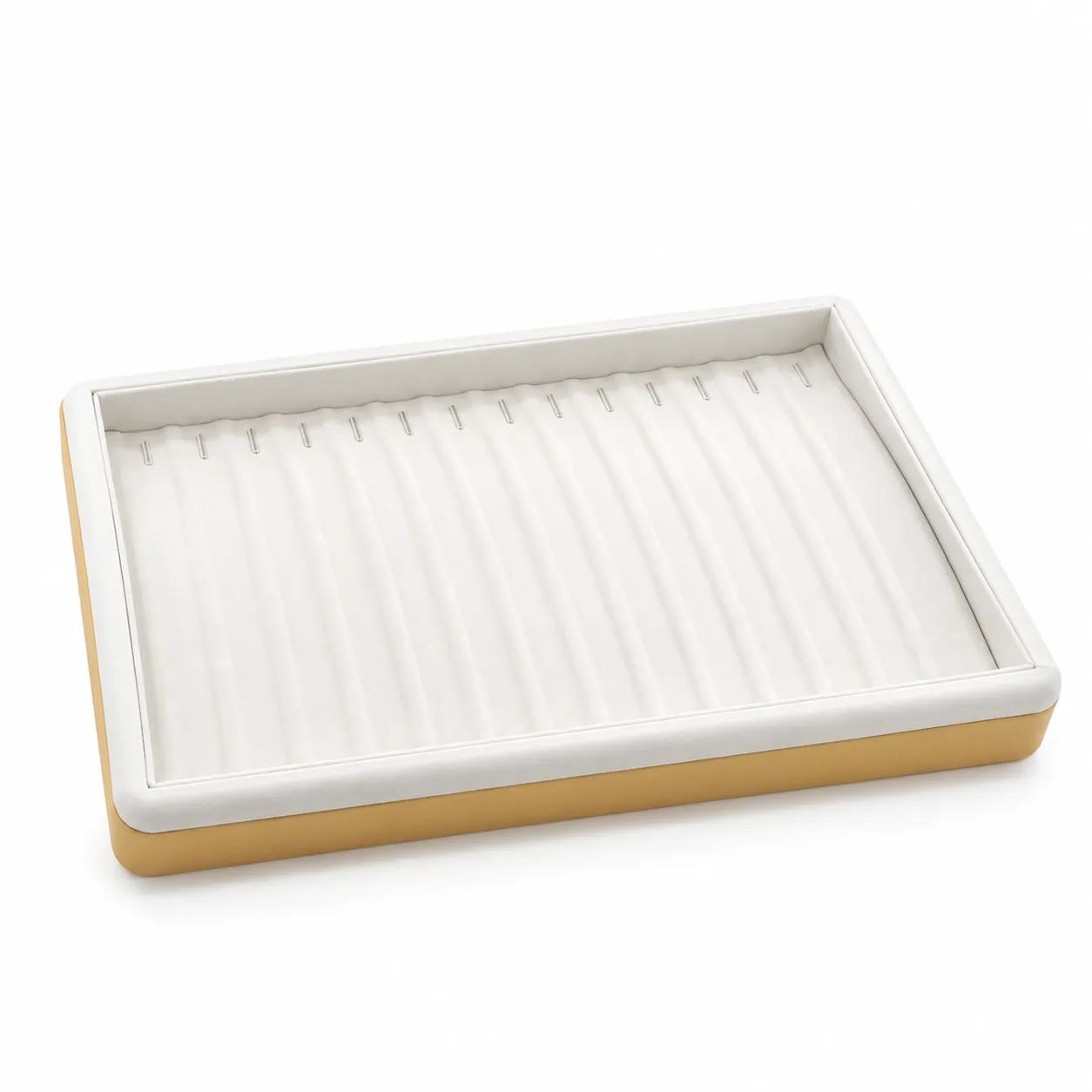Exhibidor rectangular de 30,5 × 21 cm, con acabado perla superficie interior ranurada y borde dorado. Su distribución permite organizar varias piezas de joyería de manera uniforme y mantener una presentación clara y profesional.