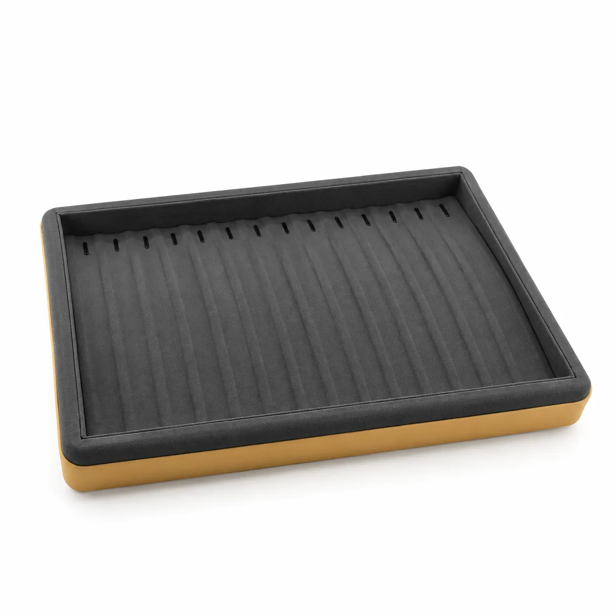 Exhibidor rectangular de 30,5 × 21 cm, con acabado gris superficie interior ranurada y borde dorado. Su distribución permite organizar varias piezas de joyería de manera uniforme y mantener una presentación clara y profesional.
