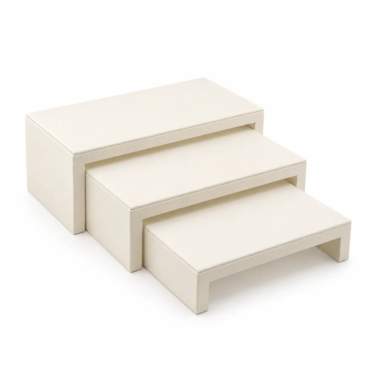 Set de tres empaques rectangulares en color perla, con acabado texturizado y medidas de 10 × 15 cm, 10 × 18 cm y 10 × 20 cm. Sus diferentes formatos permiten presentar piezas de distintos tamaños con una imagen luminosa y uniforme. El set se entrega en una sola bolsa OPP.