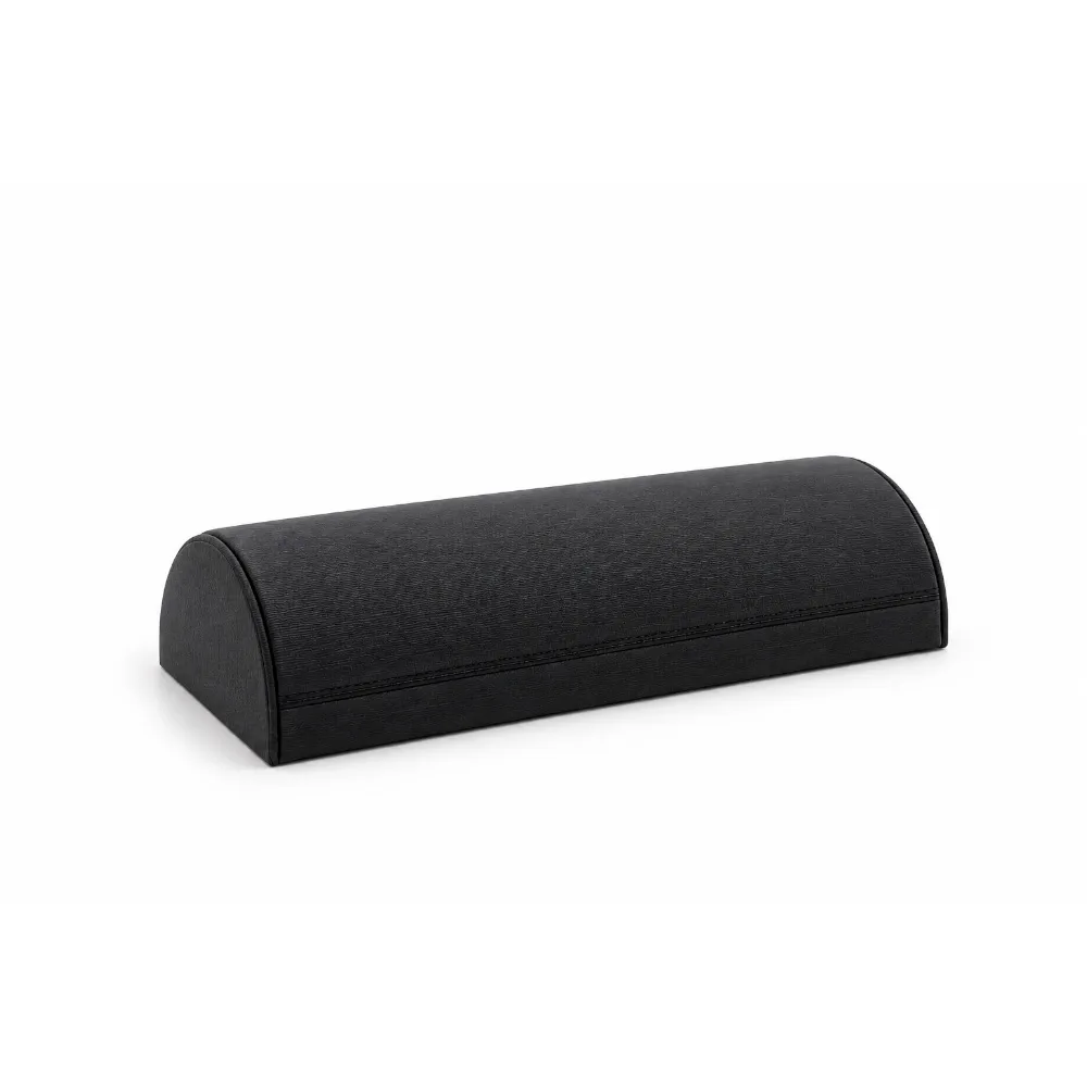 Exhibidor cilíndrico acolchado de 14,5 × 26 cm en color negro. Su formato horizontal permite organizar y presentar pulseras, relojes y brazaletes con buena visibilidad, creando un contraste sobrio para piezas metálicas y de tonos claros.