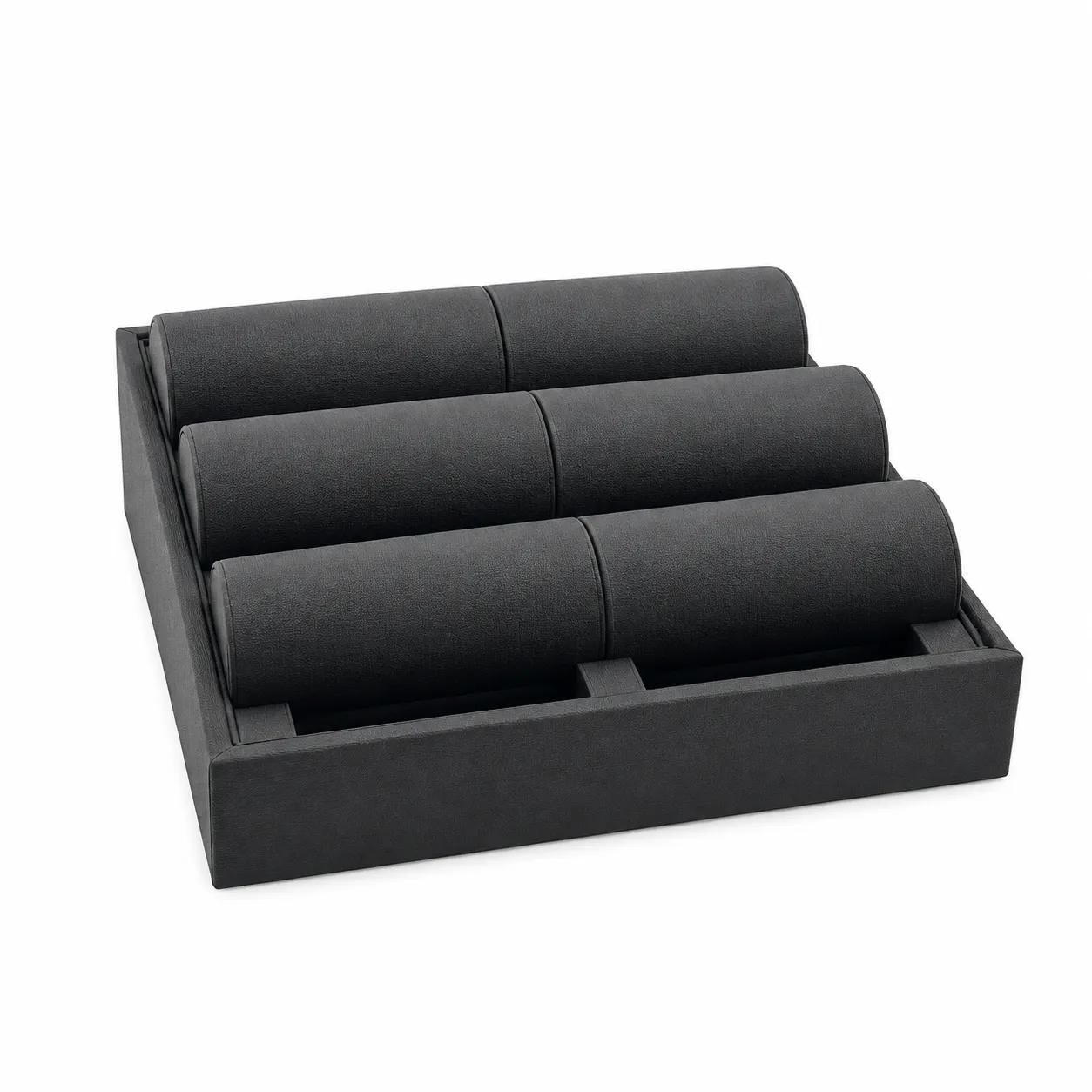 Exhibidor cuadrado de 24 × 24 cm en color negro, equipado con ocho soportes cilíndricos removibles. Su distribución permite organizar y presentar pulseras, relojes y brazaletes de forma individual, creando una exhibición uniforme y de alto contraste.