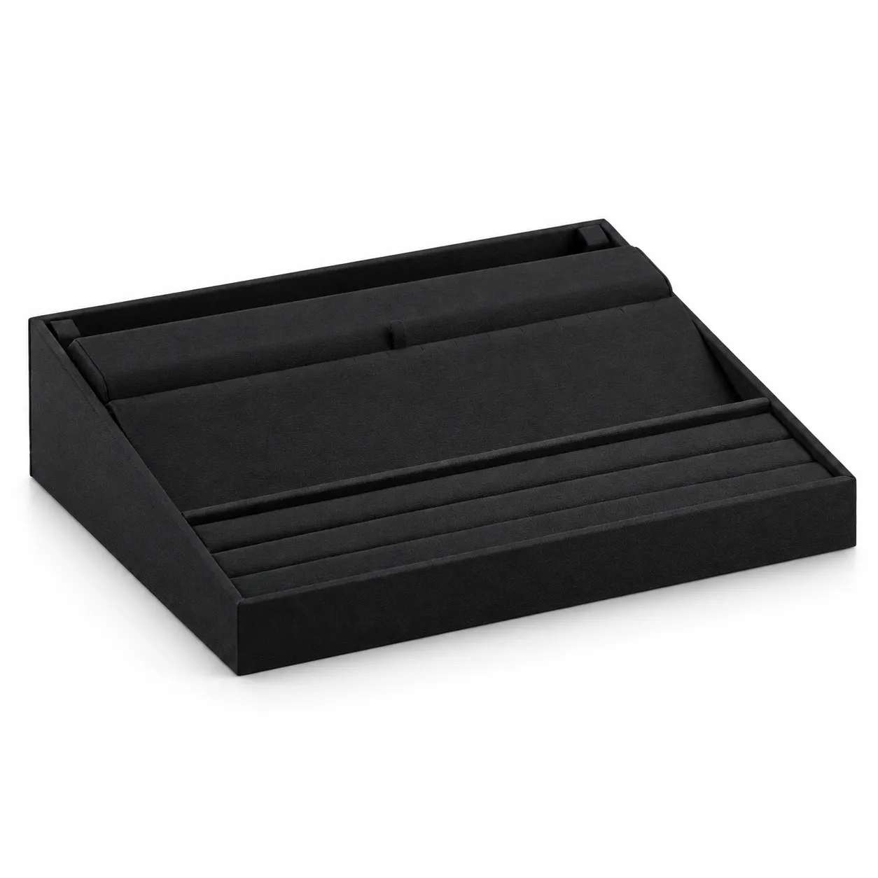 Exhibidor rectangular de 28,5 × 35 cm en color negro, con distribución escalonada y divisiones horizontales. Su diseño permite organizar varias piezas por niveles, facilitando una exhibición visible, ordenada y de alto contraste.