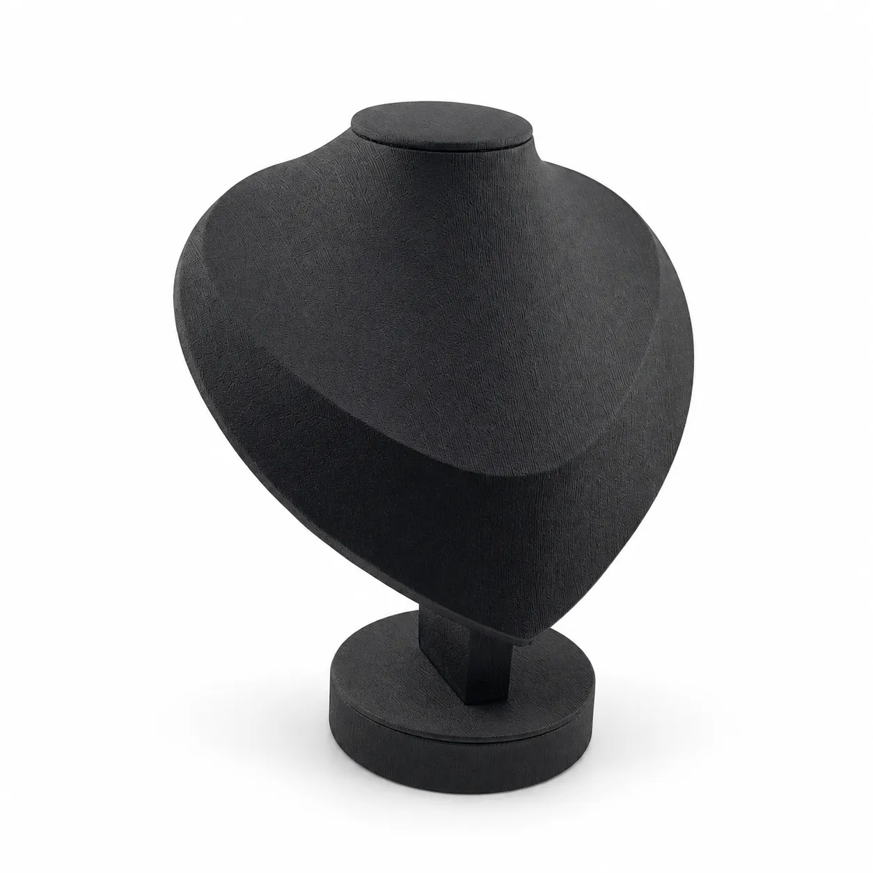 Cuello exhibidor compacto de 15 × 18 cm en color negro, con base integrada y superficie ligeramente inclinada. Su tono oscuro genera contraste y ayuda a destacar cadenas, collares y dijes en vitrinas, mostradores y fotografías de producto.