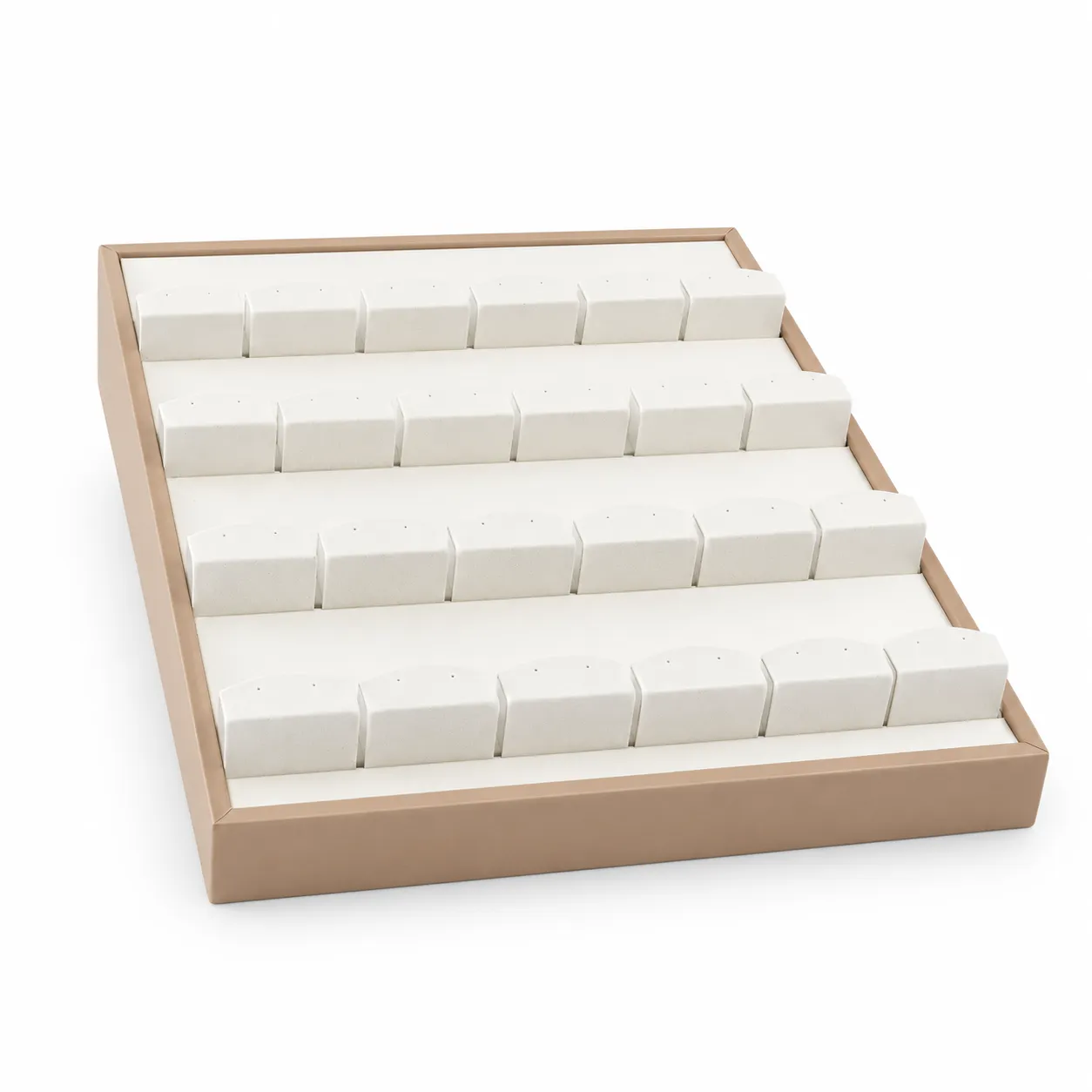 "Organizador escalonado de 30,5 × 25 cm en tono claro, con cinco niveles y soportes individuales para distribuir diferentes piezas de joyería. Su diseño facilita la clasificación y mantiene los productos visibles, ordenados y listos para exhibición.
"