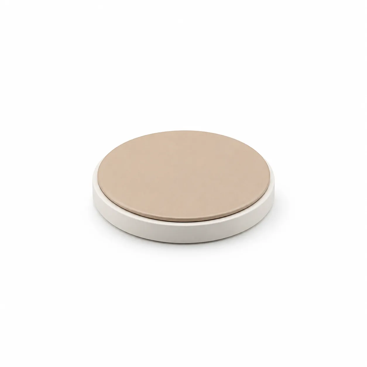 Exhibidor redondo bicolor de 9 × 9 cm, con superficie acolchada y soporte posterior. Su formato compacto permite destacar piezas pequeñas de joyería y crear una presentación equilibrada en vitrinas, mostradores o fotografías.
