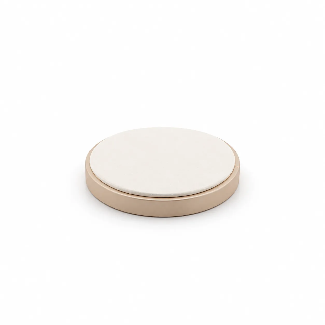 Exhibidor redondo bicolor de 10 × 10 cm, con superficie acolchada y soporte posterior. Su mayor área de exposición ofrece más espacio para organizar piezas de joyería y mantener una presentación limpia, visible y profesional.