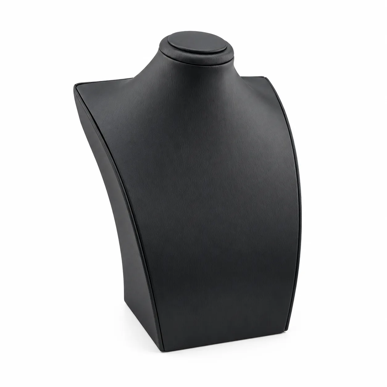 Cuello exhibidor de 16 × 21 cm en color negro, con superficie acolchada y formato de sobremesa. Su tono oscuro crea un contraste definido que ayuda a resaltar collares, cadenas y dijes en vitrinas, mostradores y fotografías de producto.
